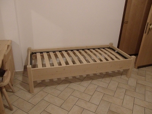 LETTO IN LEGNO CON DOGHE